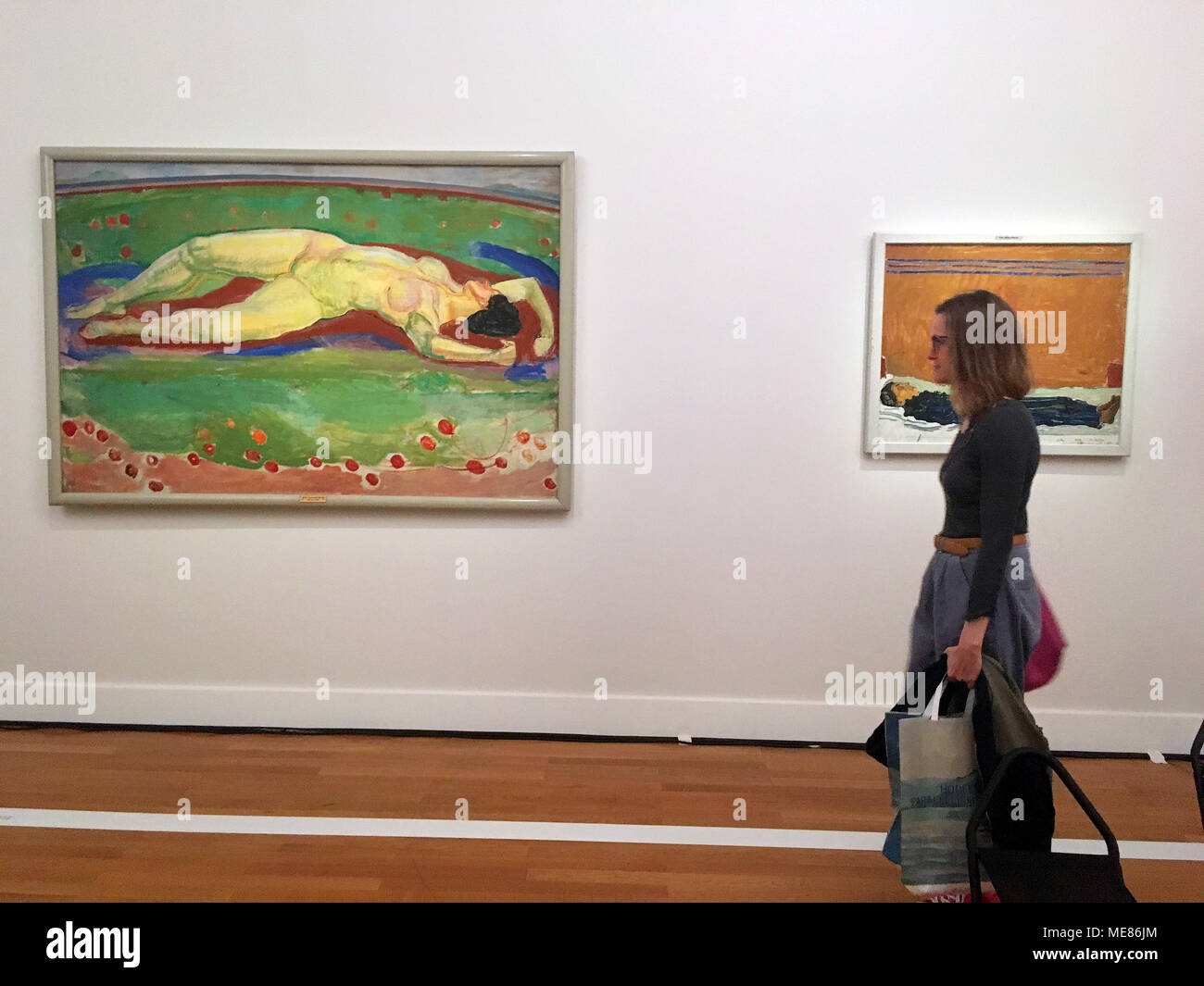 19 de abril de 2018, Suiza, Ginebra: una mujer en la inauguración de la exposición de Hodler en el Musee d'Art et d'Histoire. La pintura de la mujer acostada se titula 'Le Dese' (deseo) y data de 1908. Foto: Christiane Oelrich Crédito/dpa: dpa picture alliance/Alamy Live News Foto de stock