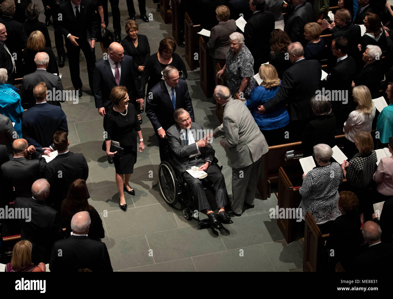 George H.W. Bush deja el servicio fúnebre de su última esposa, la ex Primera Dama Barbara Bush en el St. Martin's Episcopal Church en Houston. Foto de stock