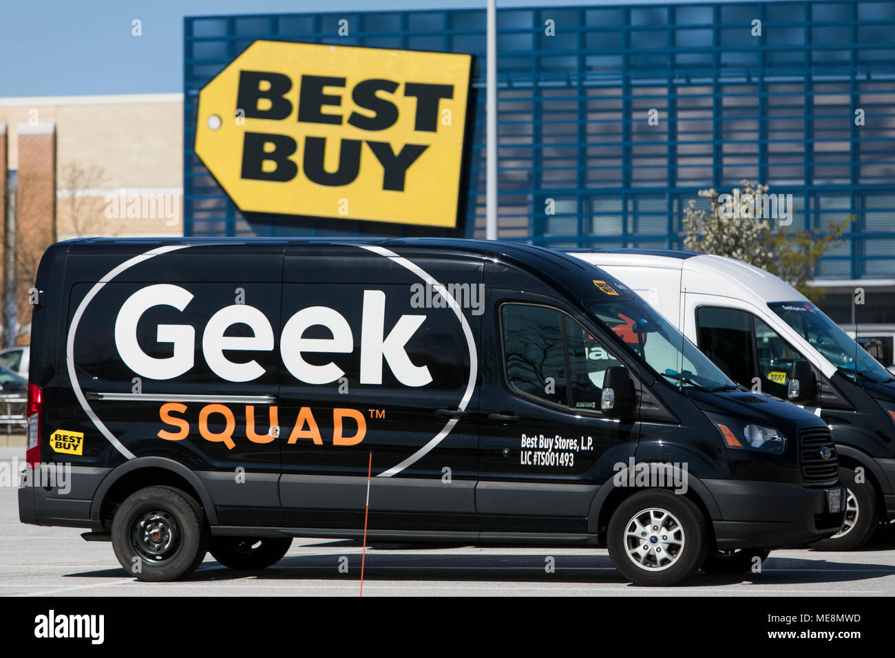 Un Geek Squad logo es visto en un vehículo fuera de una tienda Best Buy ubicación en Elkridge, Maryland el 20 de abril de 2018. Foto de stock