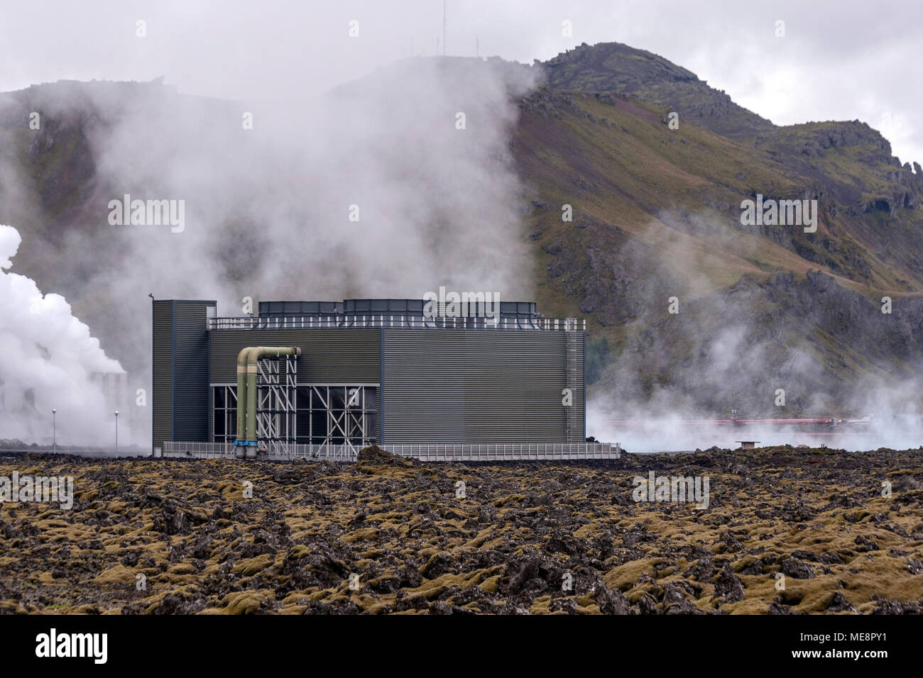 La Laguna Azul con el Svartsengi Power Station en el fondo., spa, Grindavík geotérmica, Islandia Foto de stock