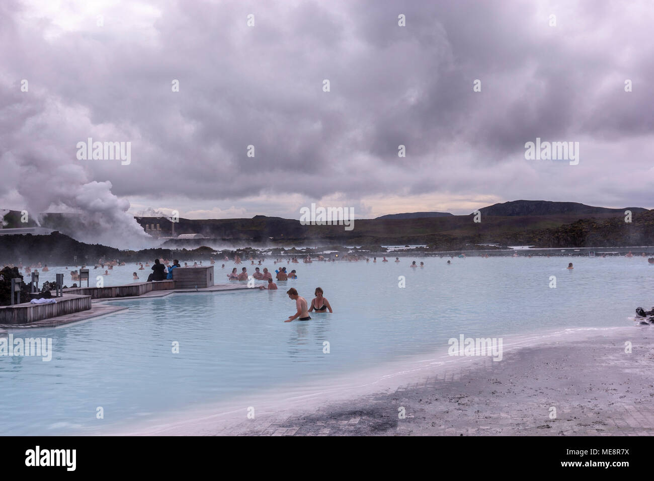 Personas con un baño en la Laguna Azul, spa, Grindavík geotérmica, Islandia Foto de stock