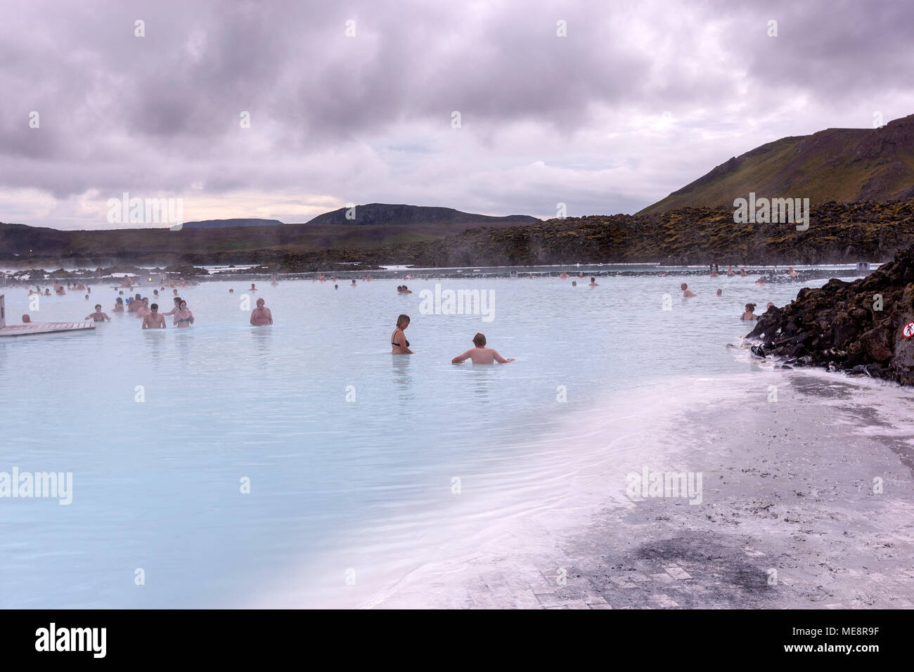 Personas con un baño en la Laguna Azul, spa, Grindavík geotérmica, Islandia Foto de stock