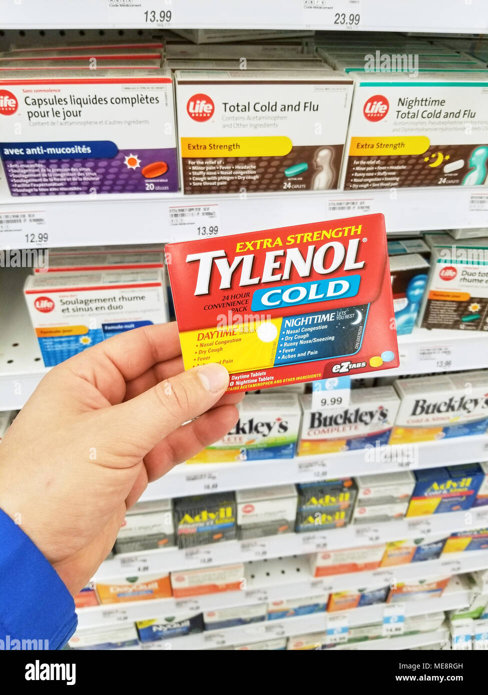 MONTREAL, Canadá 10 de marzo de 2018 una mano sujetando el Tylenol