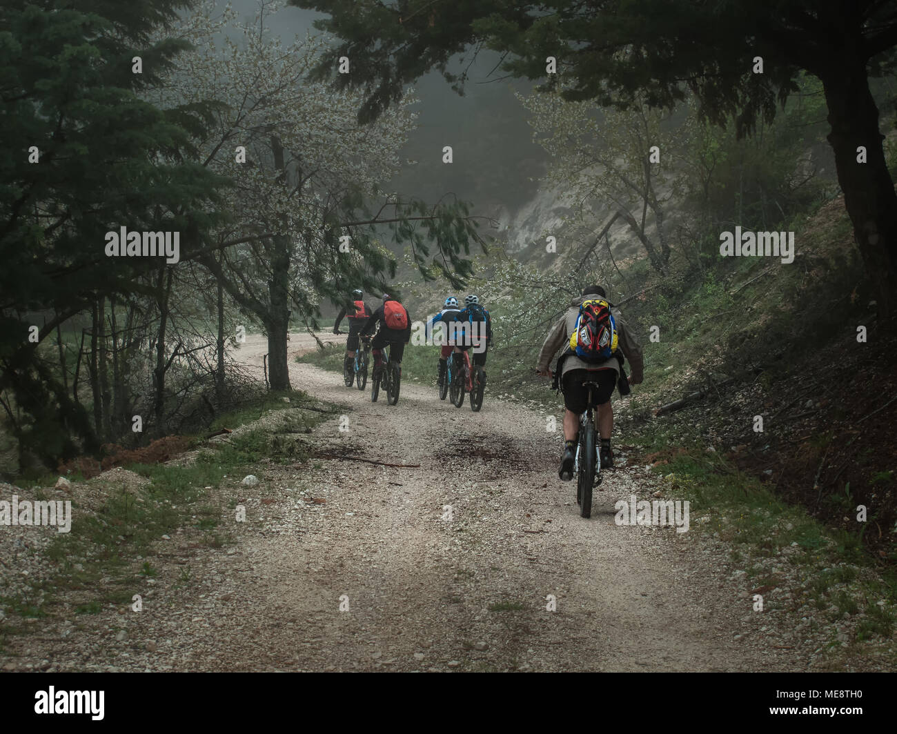 Grupo de mountin ciclistas en la bruma, Abruzzo Foto de stock