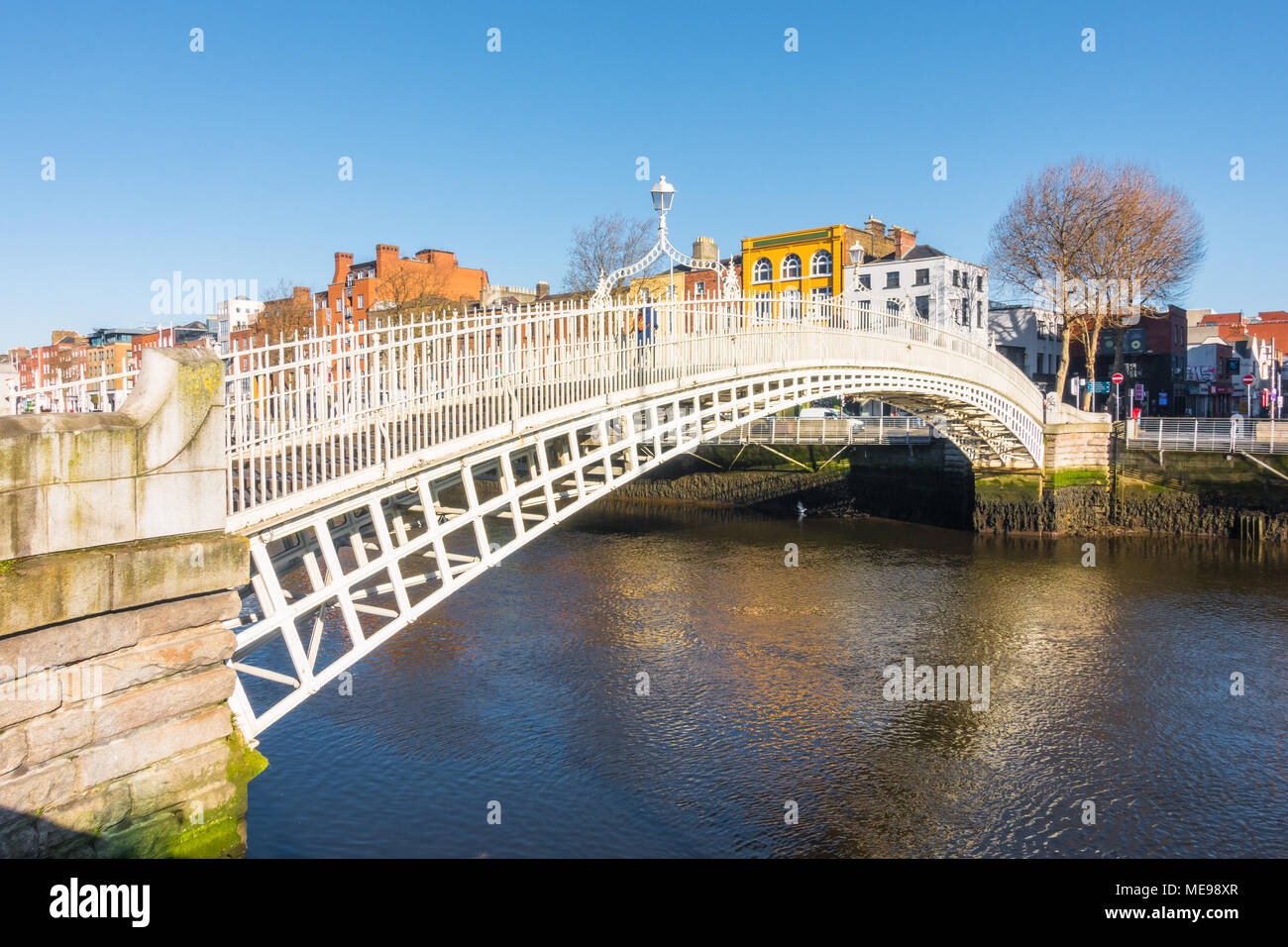 Ha'Penny Bridge en Dublín Foto de stock
