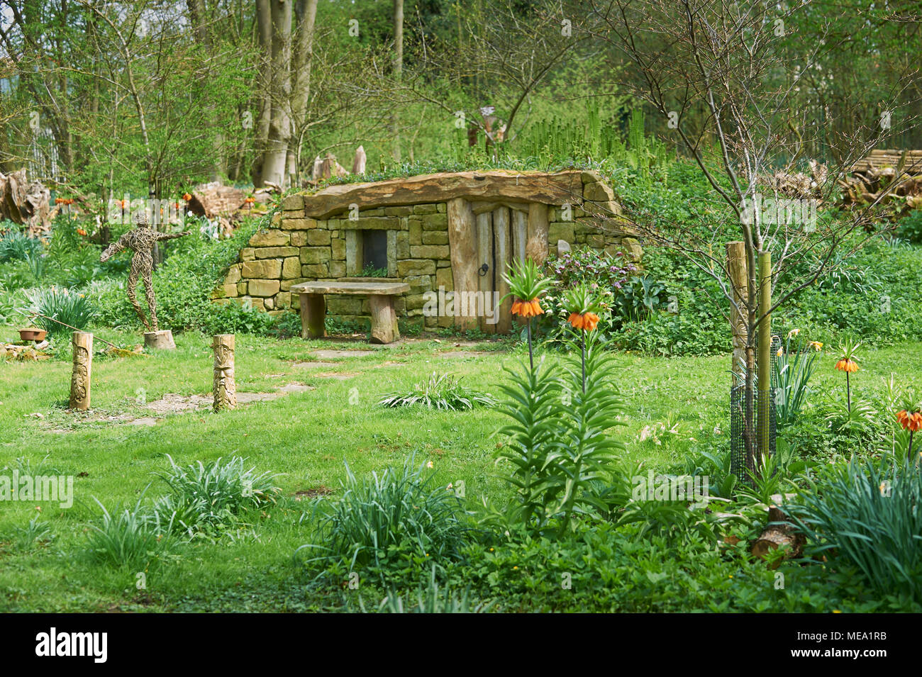Hobbits casa en el bosque. Foto de stock