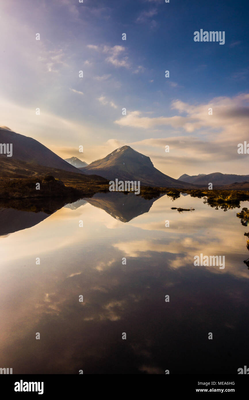 Marsco reflejado, el Cuillin rojo Foto de stock