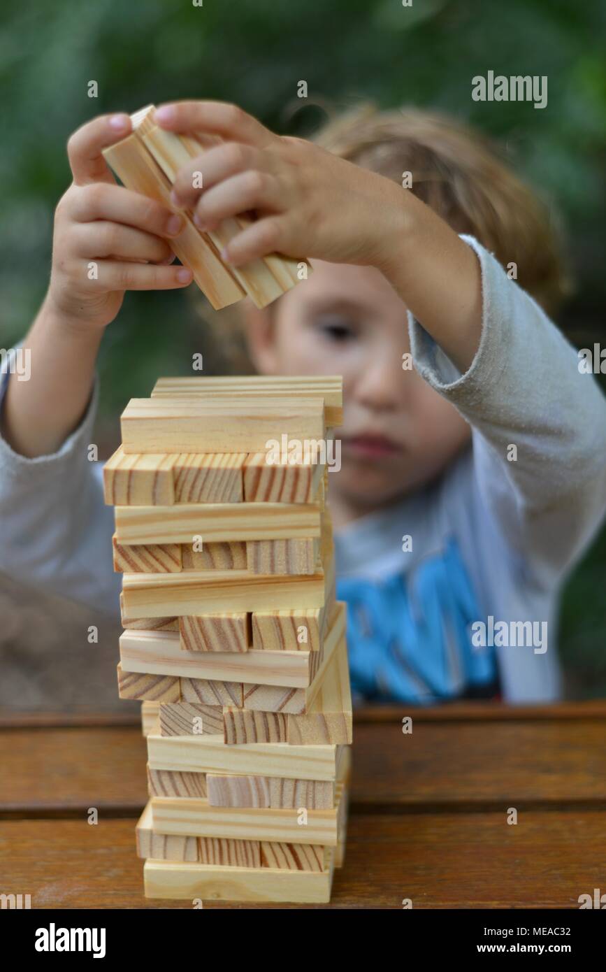 Lindo niño jugando con bloques de construcción y desarrollo de las habilidades motoras finas y la solución de problemas, Townsville Queensland, Australia Foto de stock