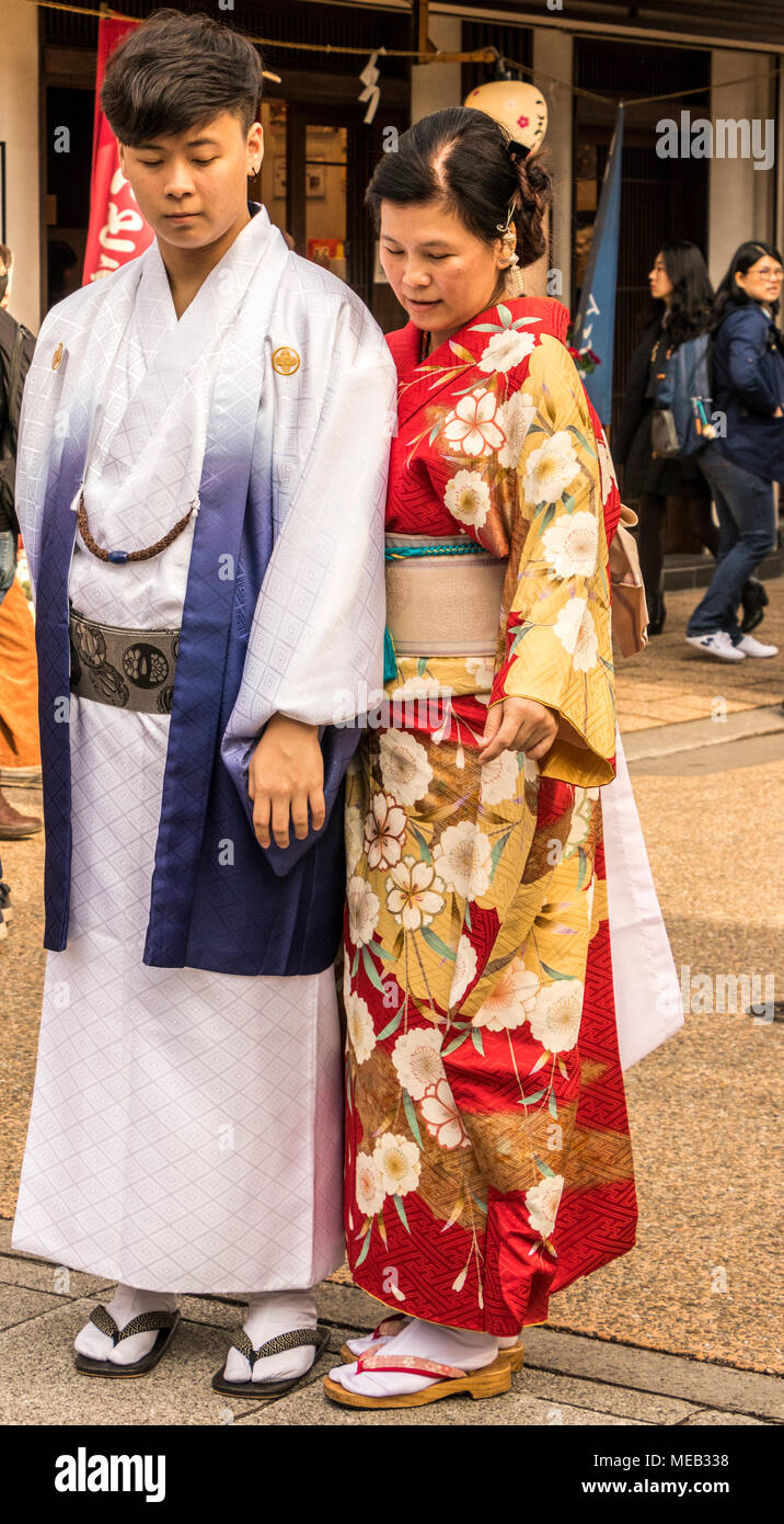 Señoras y hombres vestidos de kimono japonés icónica alrededor del área del  Templo Asakusa Kannon un templo budista en Tokio, Japón Fotografía de stock  - Alamy