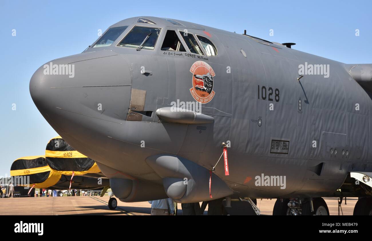 La Fuerza Aérea de los EE.UU bombardero B-52 Stratofortress en la pista de aterrizaje en Columbus Air Force Base. Foto de stock
