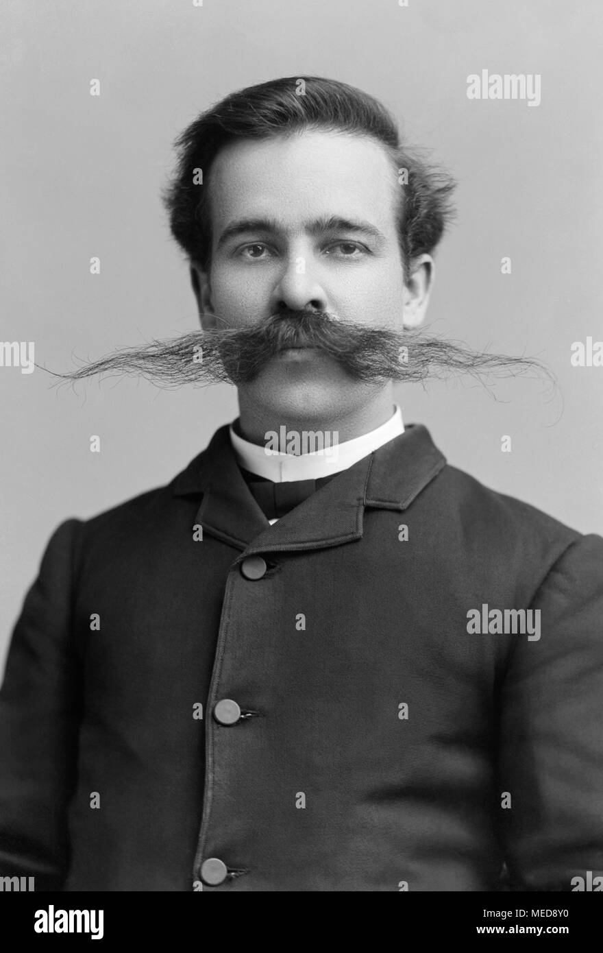 El hombre del siglo xix, George B. millas, con extremadamente ancho bigote. Foto c1891 por C.M. Bell. Foto de stock