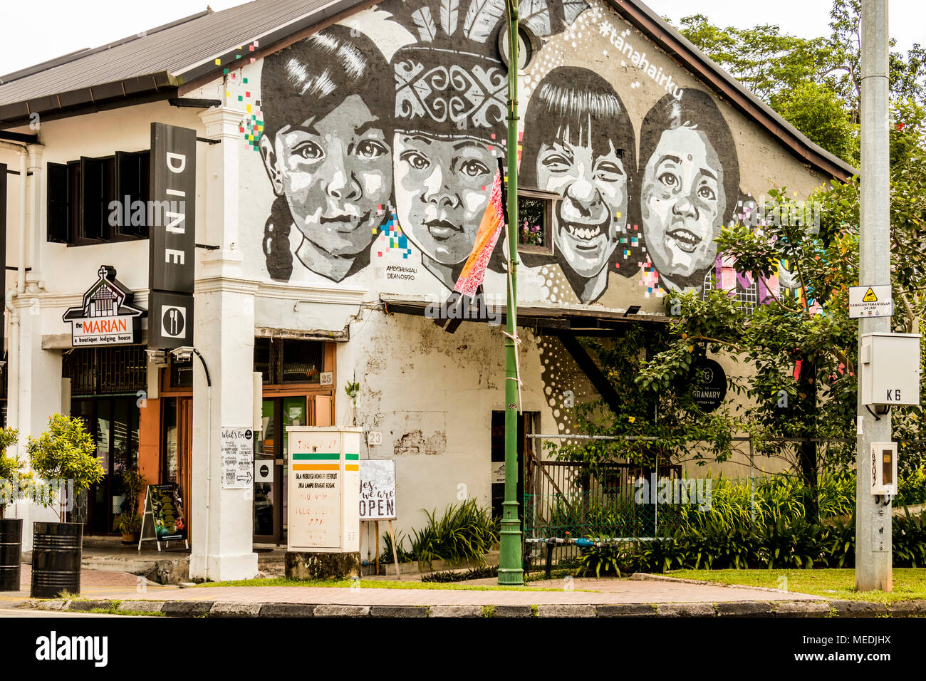 Y la comunidad de la calle arte en las paredes de las casas oficinas y Riverside Kuching paredes en Sarawak, Borneo, Malasia Foto de stock