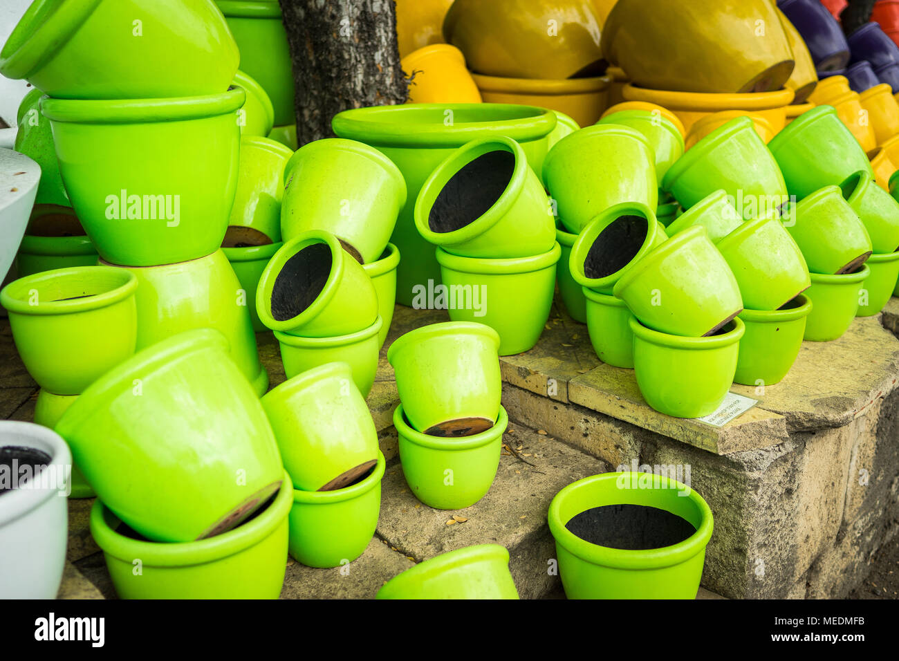 Gran piso de cerámica verde macetas apiladas en un vivero de plantas  Fotografía de stock - Alamy