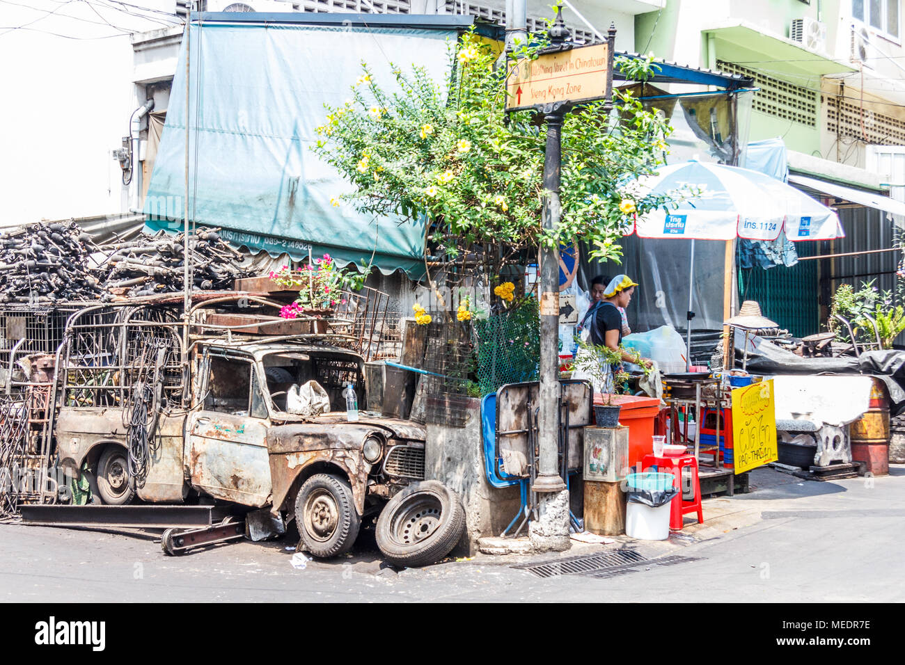 Una típica esquina de Chinatown, Bangkok, Tailandia Foto de stock