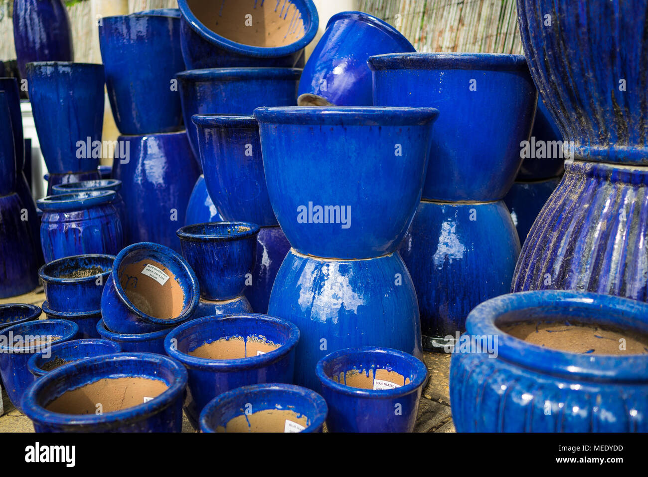 Grandes macetas de cerámica apilados en un vivero de plantas Fotografía de  stock - Alamy