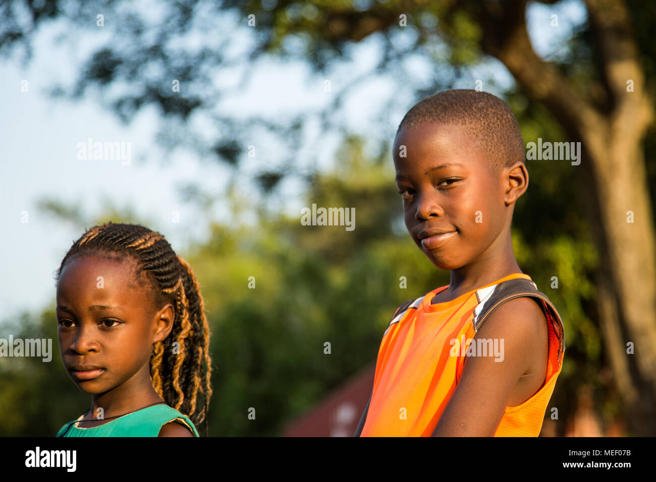 Retratos de 2 niños en la naturaleza, Uganda Foto de stock