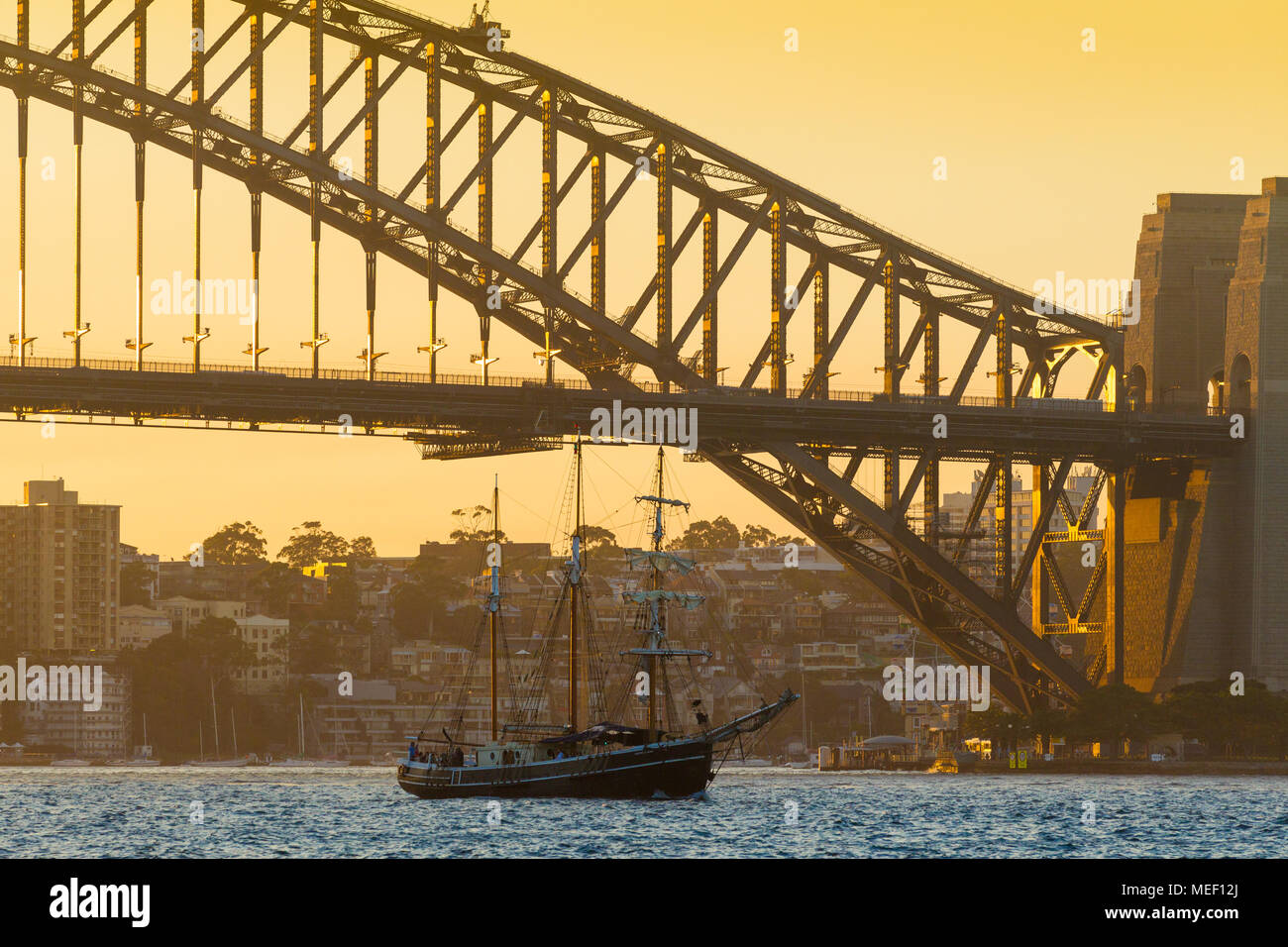 El Cisne Sur navegando por la bahía de Sydney, en Australia. El buque es un comerciante tradicional Baltic, actualmente amañadas como tres mástiles barquentine. Foto de stock
