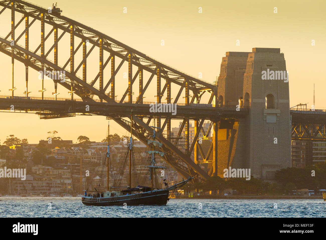 El Cisne Sur navegando por la bahía de Sydney, en Australia. El buque es un comerciante tradicional Baltic, actualmente amañadas como tres mástiles barquentine. Foto de stock