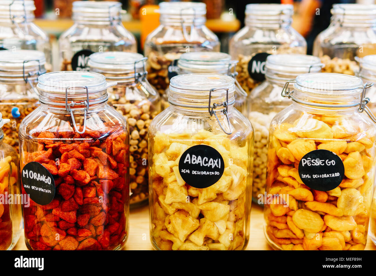 Frutos secos en frascos de vidrio para la venta en el mercado de frutas  Fotografía de stock - Alamy