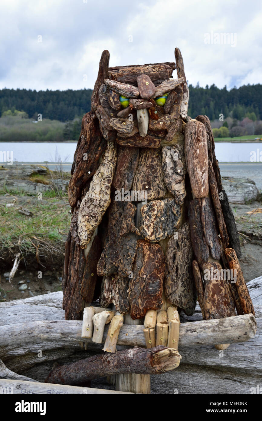 Artistas locales producen grandes Horned Owl del driftwood, conchas y elementos que vienen con la marea en Esquimalt Lagoon. Foto de stock
