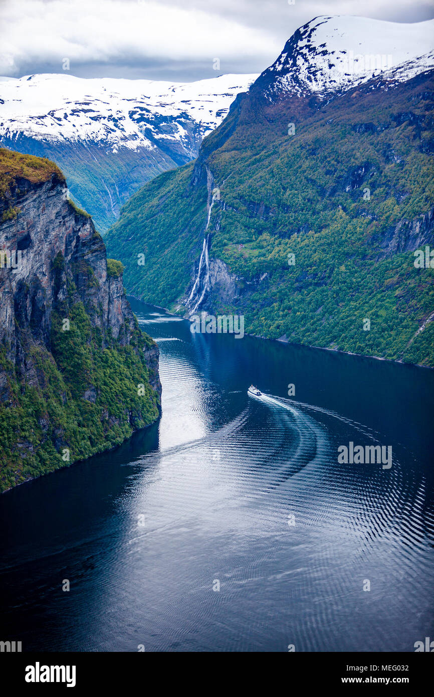 Fiordo de Geiranger, cascada siete Hermanas. Está a 15 km (9,3 millas) de largo se ramifican del Sunnylvsfjorden, que es una rama de la Storfjord Foto de stock
