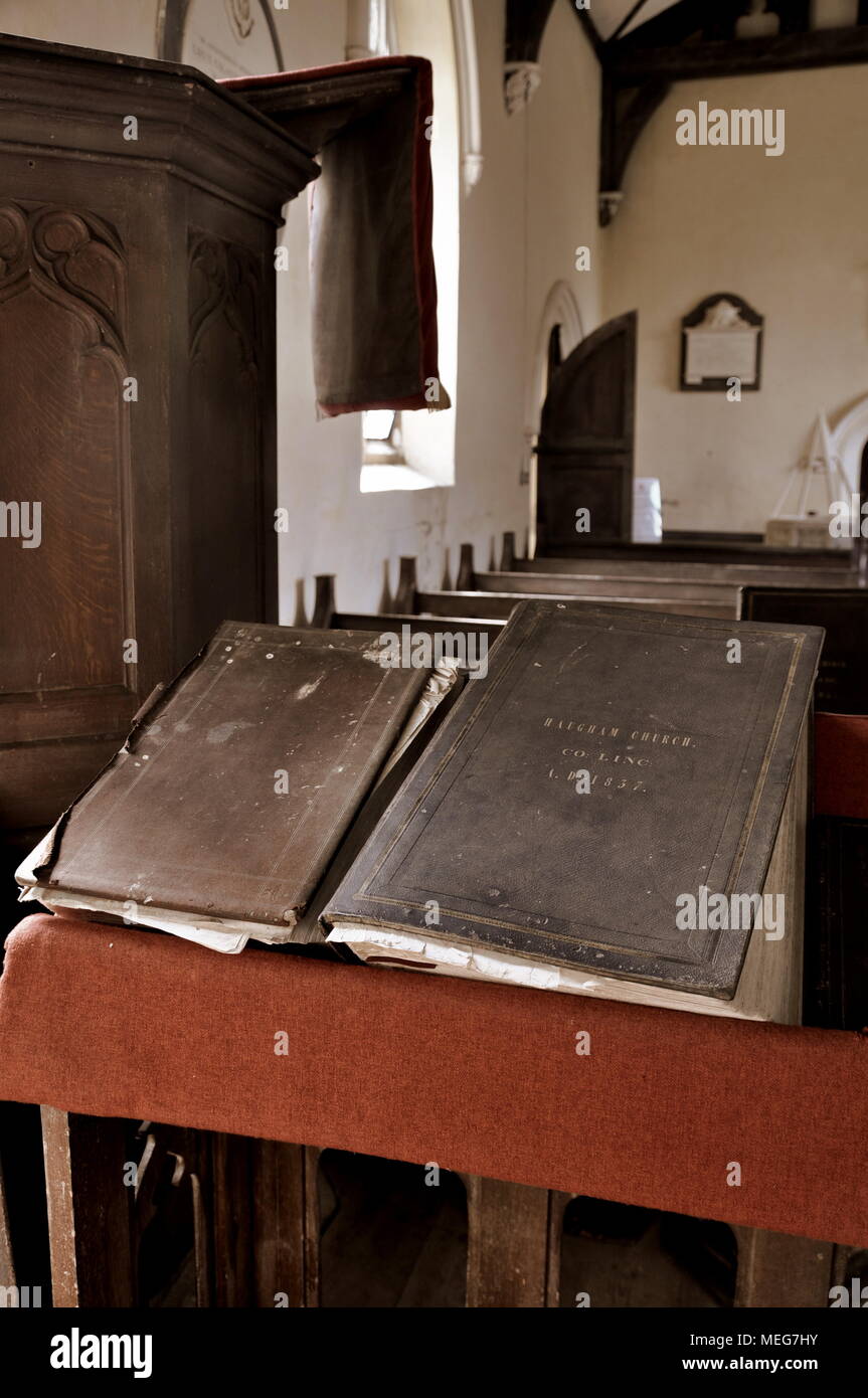 Los visitantes libros en la Iglesia Haugham, Lincolnshire. Foto de stock