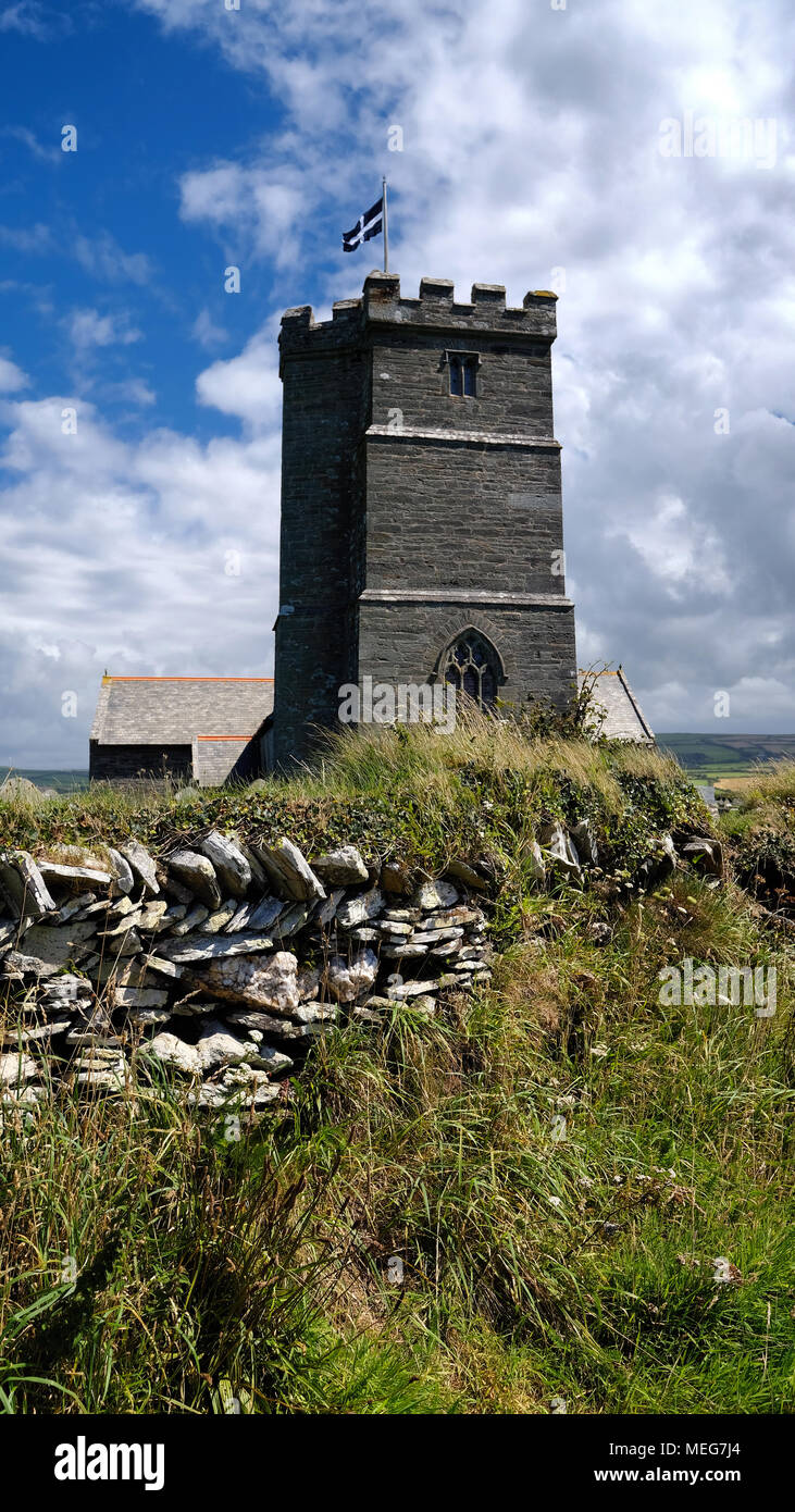 La torre de la iglesia de St Matriana en Tintagel contra un espectacular día soleado. Foto de stock