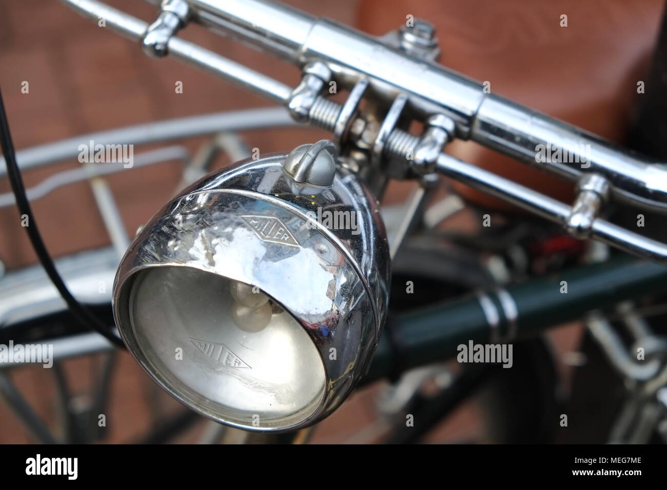 Vintage bicicleta detalle mostrando los faros con la bicicleta en el marco del fondo. Foto de stock