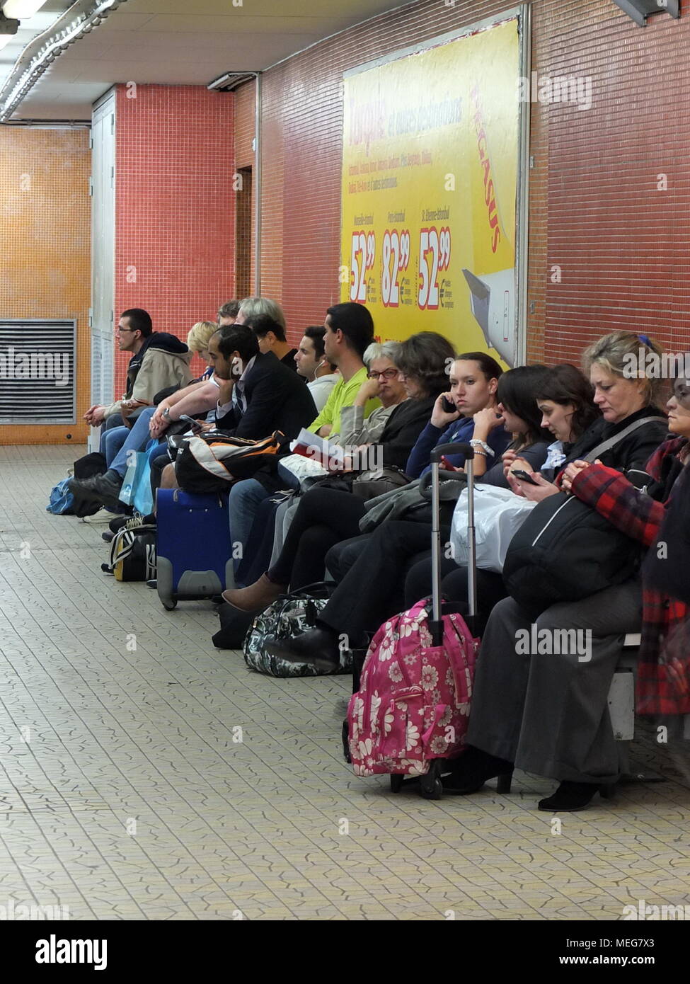 Viajeros en el RER en París Foto de stock