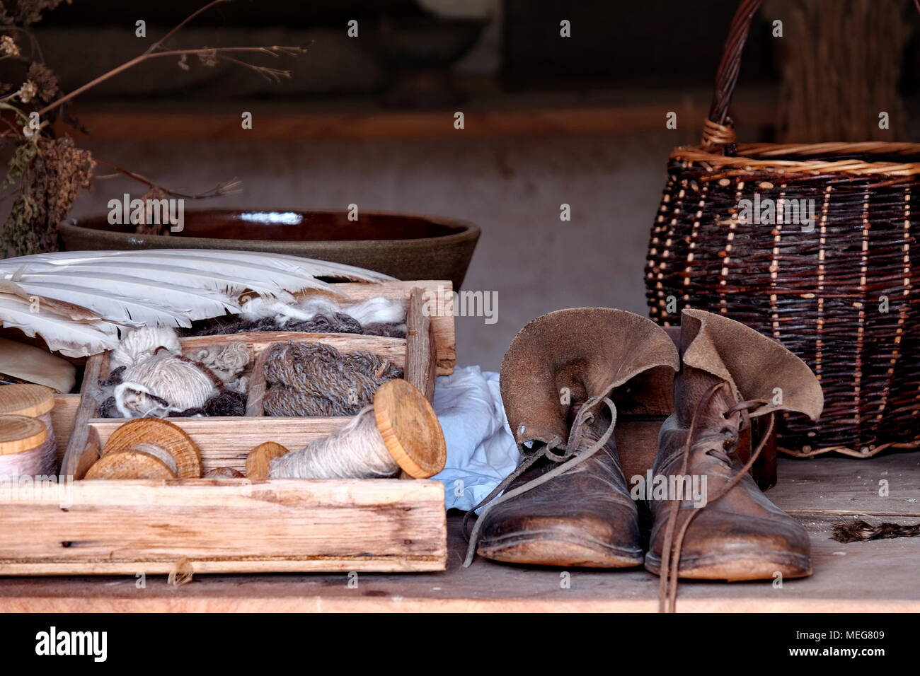 Un surtido de zapatos, bobinas, cestas y cajas en el museo Weald y cerros, Chichester. Foto de stock