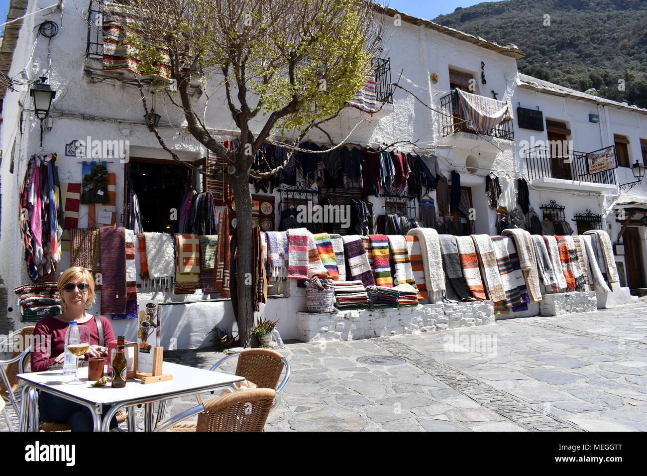 Coarsley coloridas alfombras tejidas a la venta en la plaza del pueblo,  Pampaneira, Las Alpujarras, en la provincia de Granada, España Fotografía  de stock - Alamy