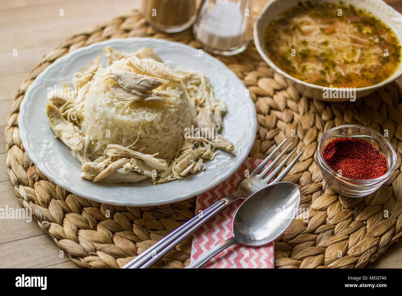 Pollo tradicional turca en un arroz pilaf (tavuklu pilav) y sopa de