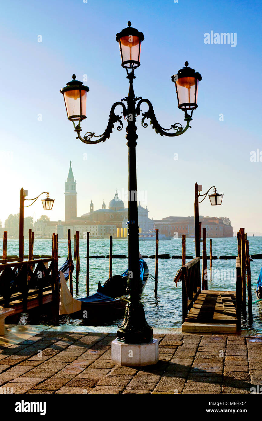 Góndola y lámpara de la calle / farola con San Giorgio Maggiore, en el fondo, el Gran Canal, la Piazza San Marco / Plaza de San Marcos, en Venecia, Italia Foto de stock