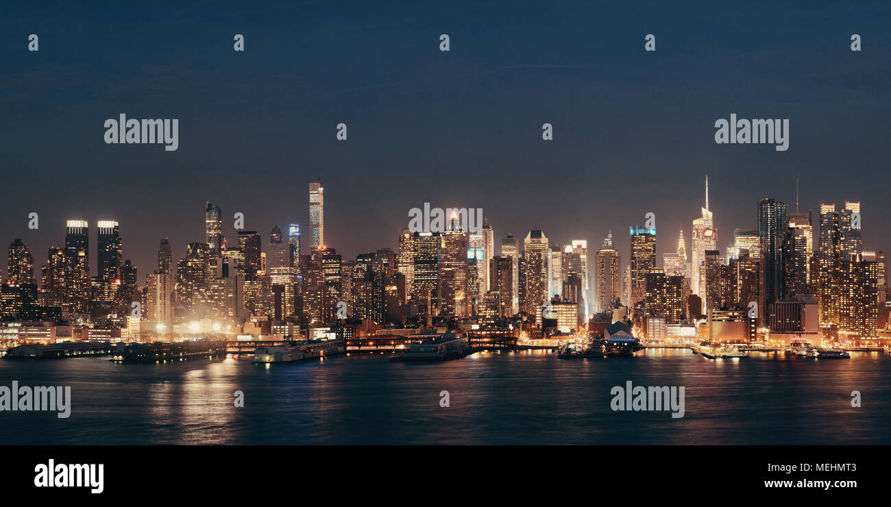 Midtown skyline más panorámica del río Hudson en Nueva York con rascacielos en la noche Foto de stock