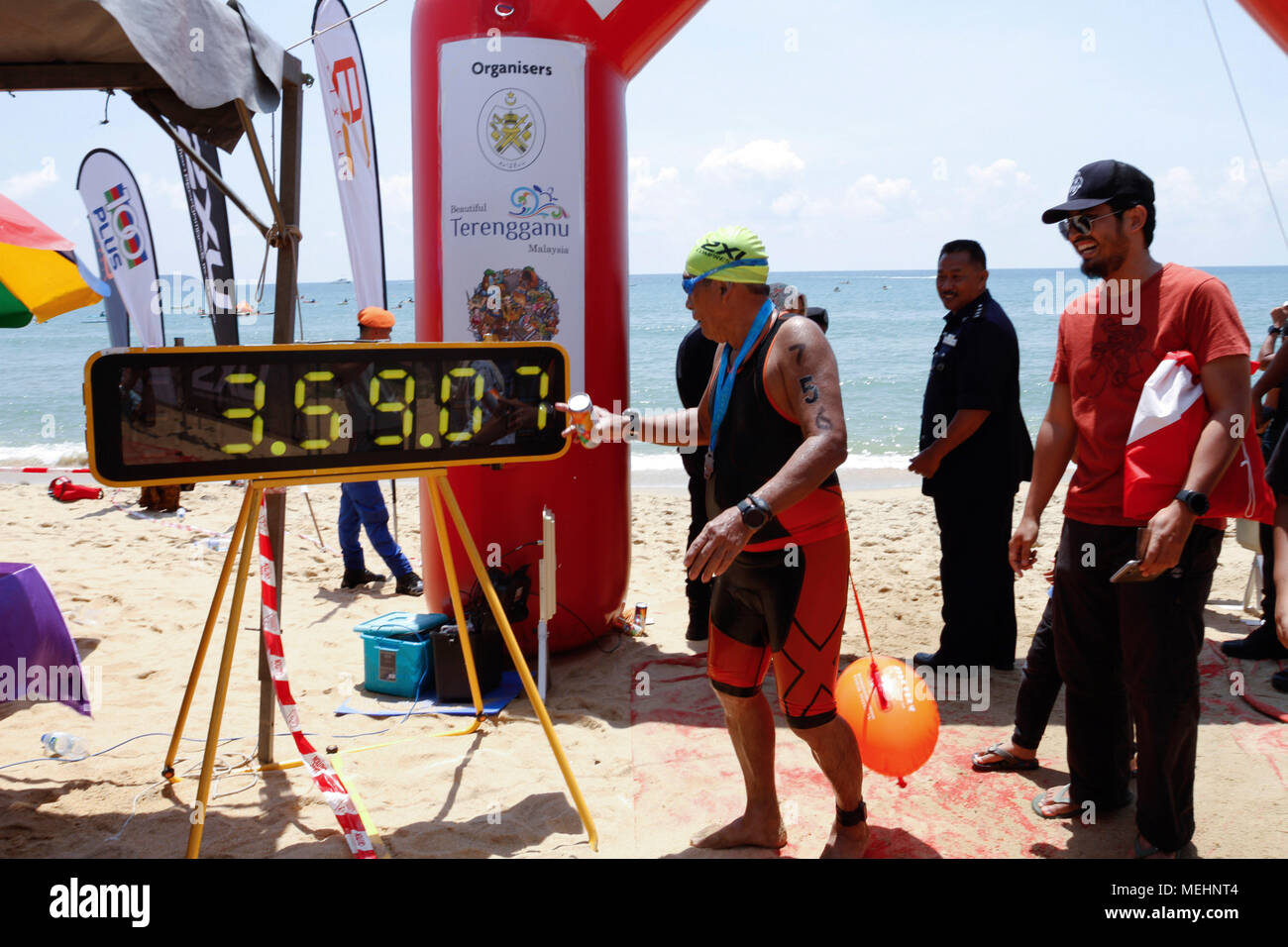 Marang, Terengganu, en Malasia. El 22 de abril de 2018. Swimathon Internacional 2018. Anualmente una competición de natación en aguas abiertas, con una distancia de 6,5 km de la playa de la isla Kapas a Kelulut en Marang. El mayor competidor, de 69 años de edad Zahari Samat con un tiempo de 3:59:00 Crédito: Tengku Mohd Yusof/Alamy Live News Foto de stock