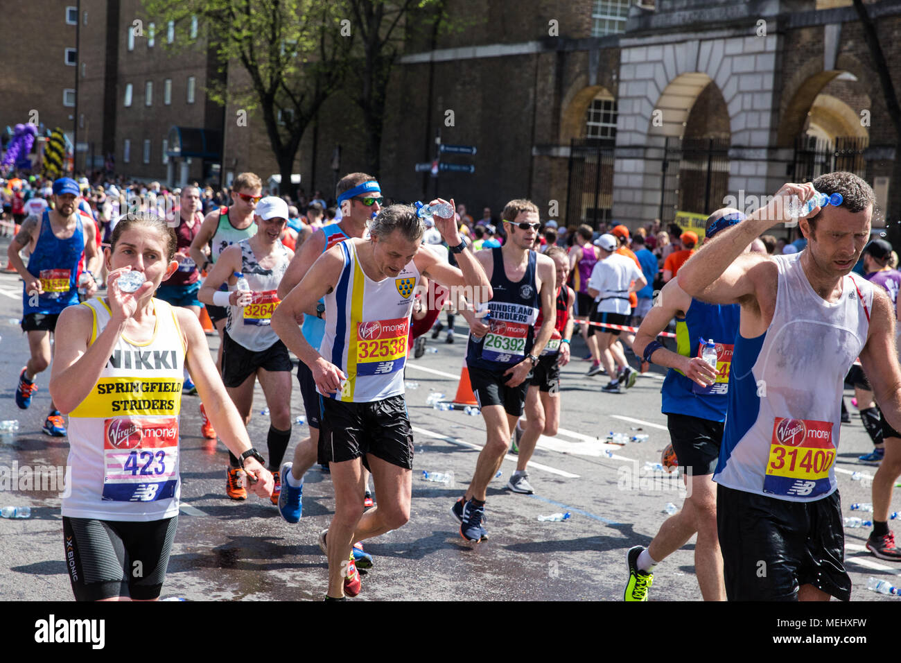 Londres, Reino Unido. 22 de abril de 2018. Corredores de agua durante el  2018 Virgin Money Maratón de Londres. Debido a las temperaturas  anormalmente altas de abril, la 38ª edición de la