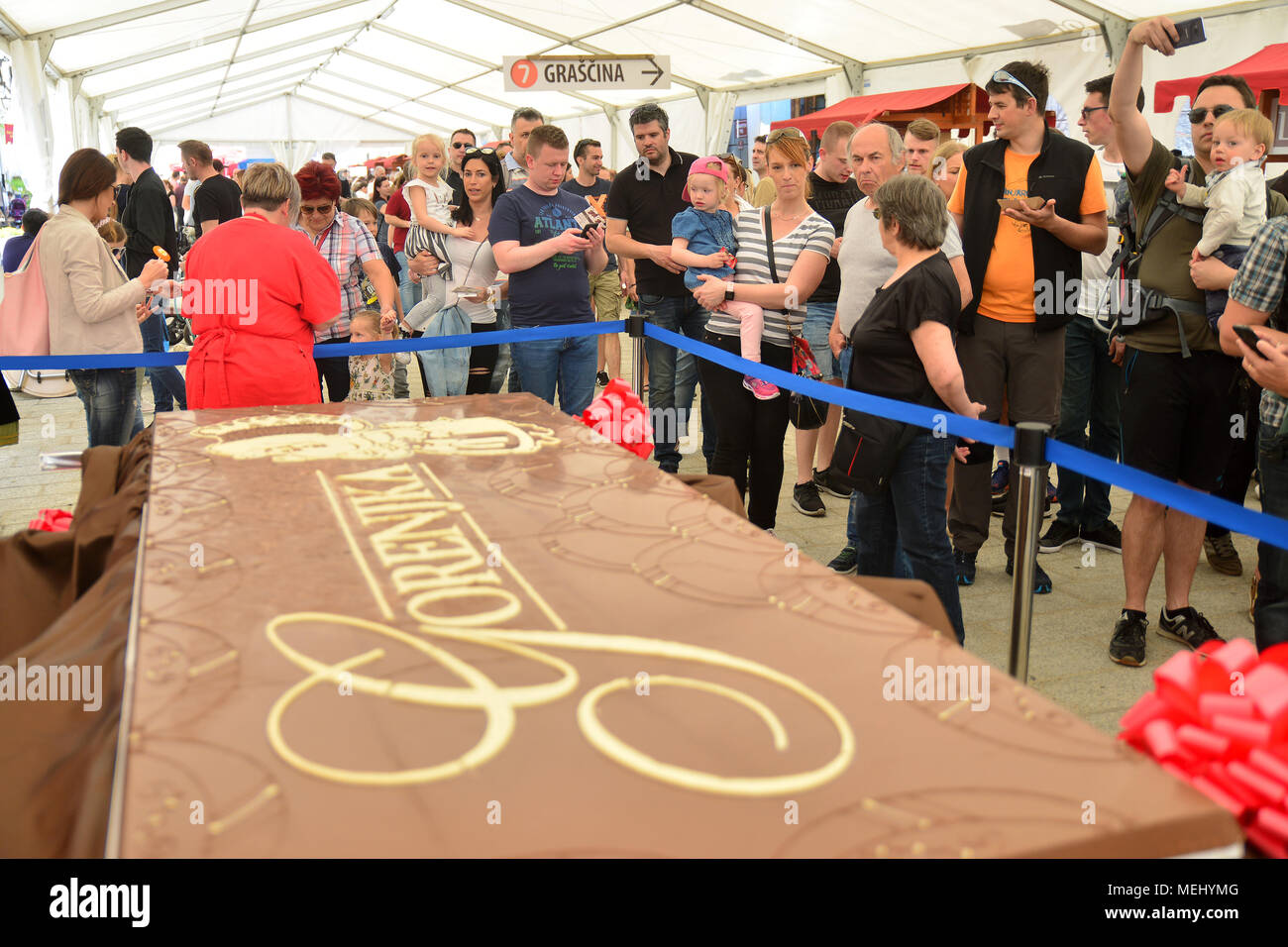 Radovljica, Eslovenia. 22 abr, 2018. La gente ve a un gigantesco trozo de chocolate que pesa 96 kg en un festival de chocolate en Radovljica, Eslovenia, el 22 de abril de 2018. Anular el Festival del Chocolate en Radovljica se celebró del 20 de abril al 22 de abril. Crédito: Matic Stojs/Xinhua/Alamy Live News Foto de stock