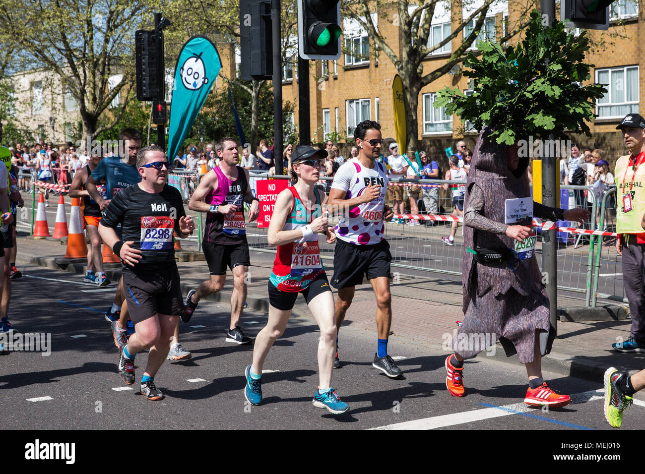Londres, Reino Unido. 22 de abril de 2018. Un corredor vestido como un árbol  compite en el 2018 Virgin Money Maratón de Londres como parte de un intento  de récord mundial Guinness.