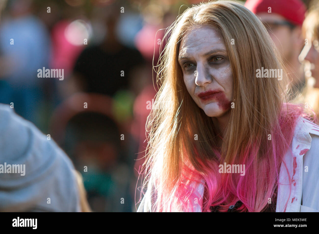 Maquillaje zombie fotografías e imágenes de alta resolución - Alamy
