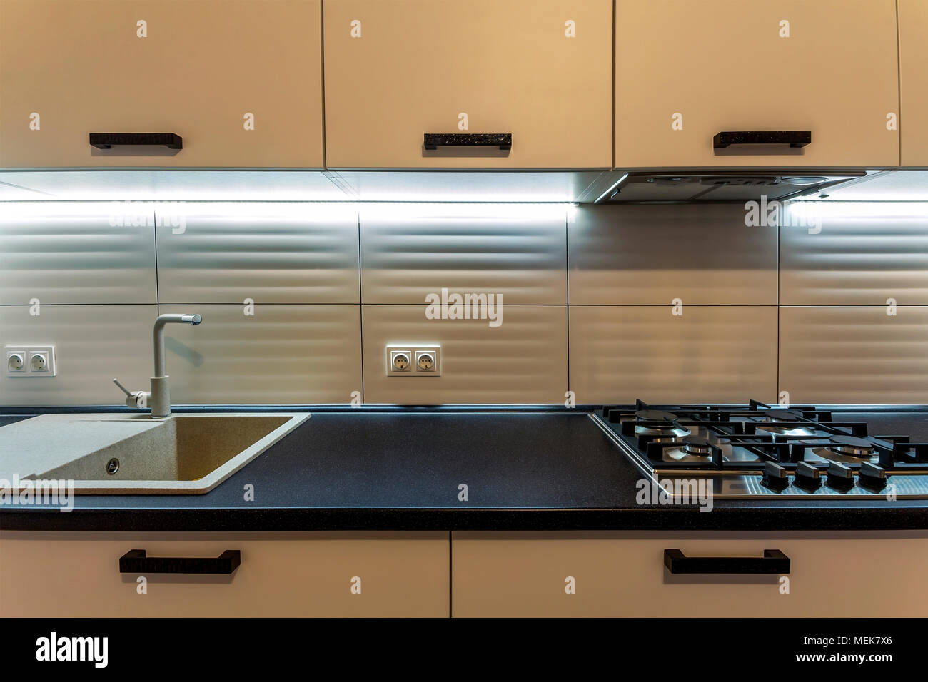 Increíble nueva contemporánea moderna cocina de madera con horno y  fregadero con grifo de agua Fotografía de stock - Alamy