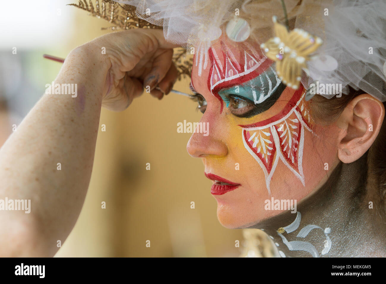 Un artista se aplica hábilmente colorida pintura corporal a un modelo femenino de cara a la ecléctica 5 Arts Fest el 12 de septiembre de 2015, en Atlanta, GA. Foto de stock