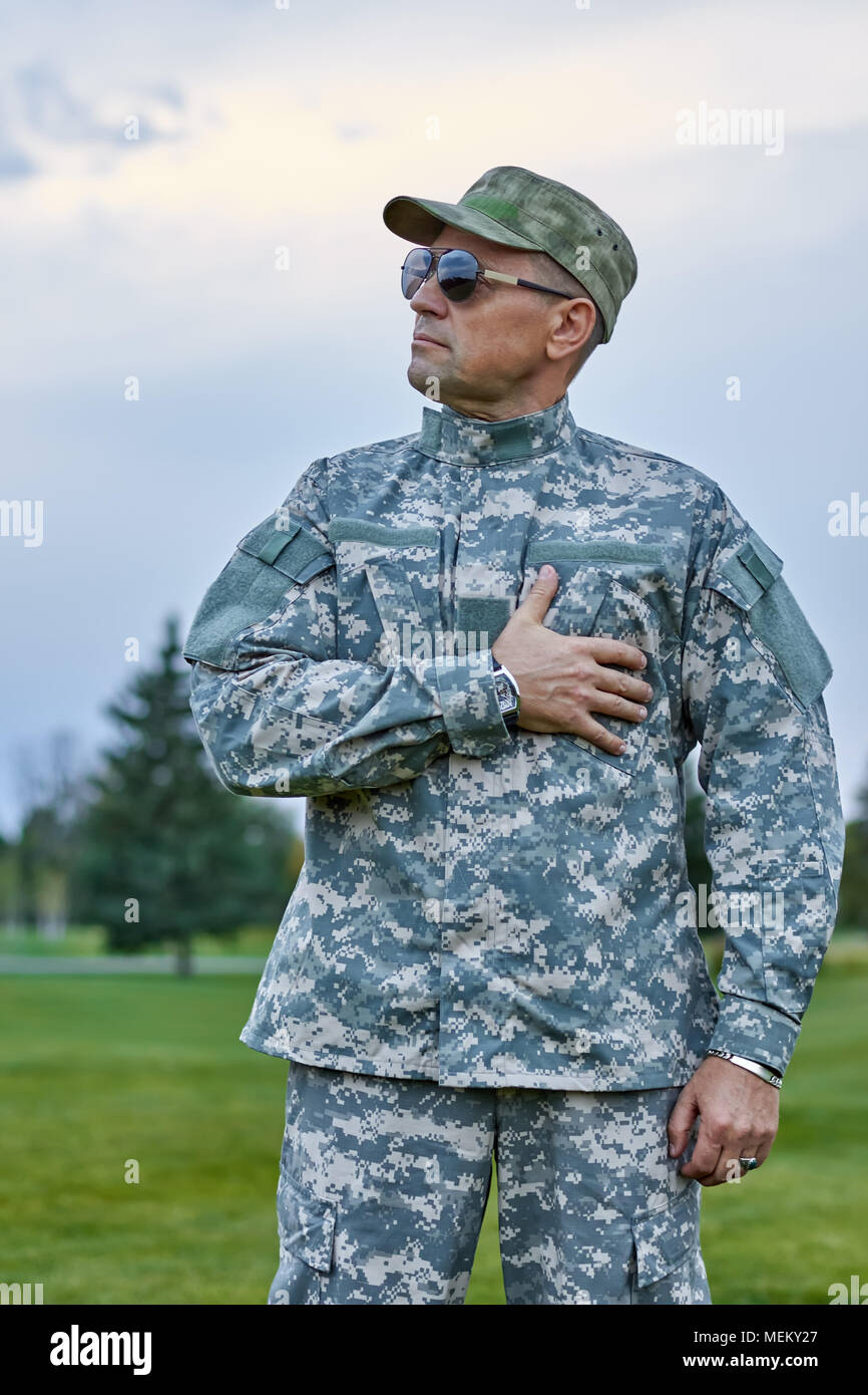 En uniforme militar patriota al aire libre Fotografía de stock - Alamy