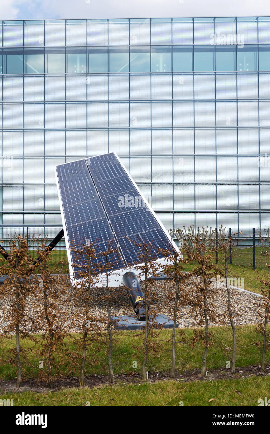 Paneles solares giratorios azul eje inclinado tracker, la energía del  futuro concepto Fotografía de stock - Alamy
