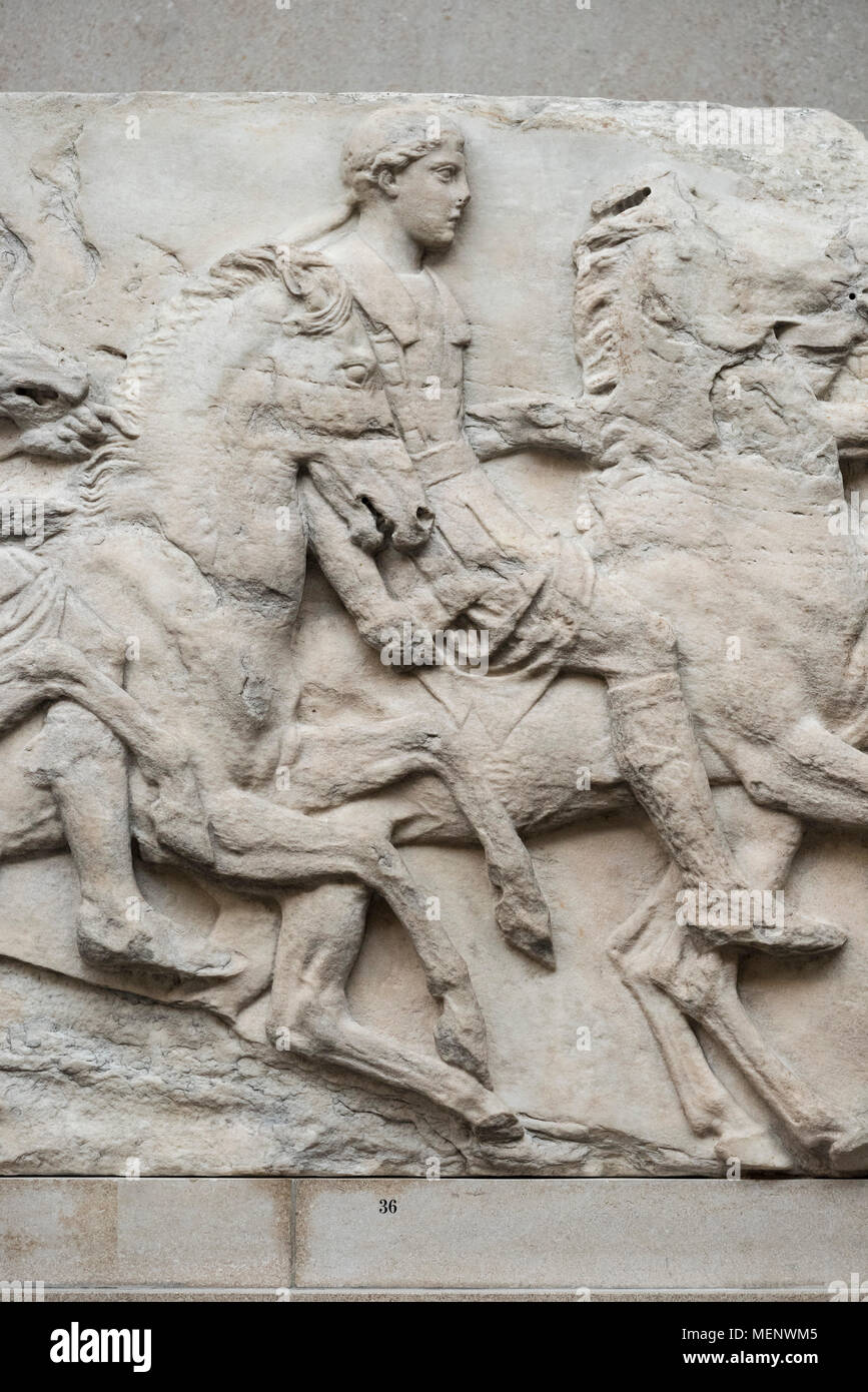 Londres. Inglaterra. Museo Británico, el friso del Partenón (Mármoles de Elgin), jinete del sur friso del Partenón en la Acrópolis de Atenas, ca. Foto de stock