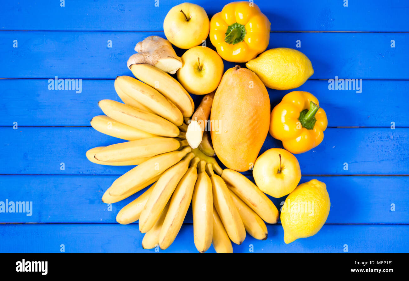 Frutas Y Verduras Amarillas Aislado Sobre Un Fondo Azul Fotografia De Stock Alamy