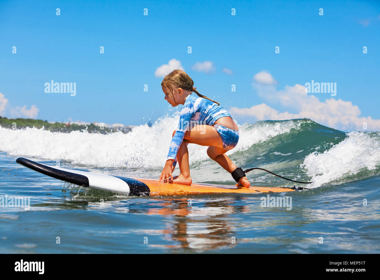Niña feliz. El joven surfista paseo en tablas de surf con la diversión en las olas del mar. Active la vida familiar, los niños piscina deporte acuático lecciones y actividades de natación Foto de stock
