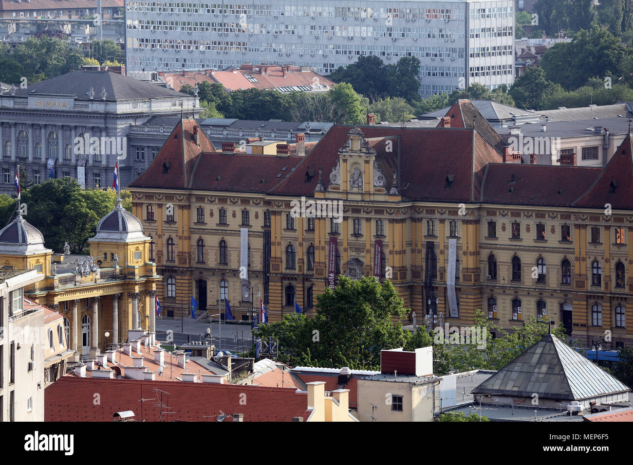 La parte inferior de la ciudad histórica de la arquitectura con la construcción del edificio del Museo de Artes y Oficios en Zagreb, Croacia. Foto de stock