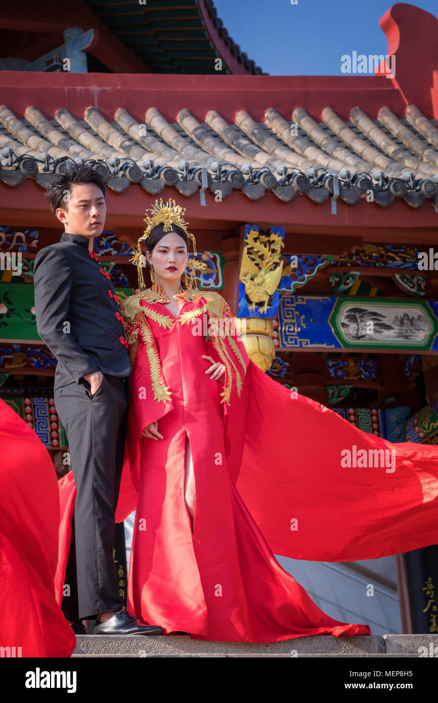 Pareja china delante del pabellón, el Xinglin Xiamen International Garden & Flower Expo Park, Distrito Jimei, Xiamen, Fujian, China Foto de stock