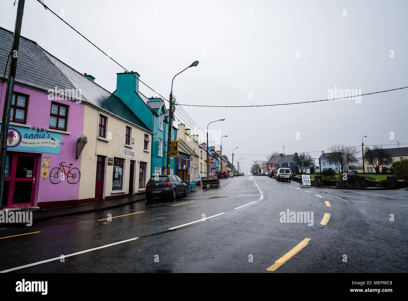 Sneem, Irlanda - 10 de noviembre de 2017: pintorescas y coloridas casas y restaurantes en el anillo de Kerry, un día lluvioso. Foto de stock