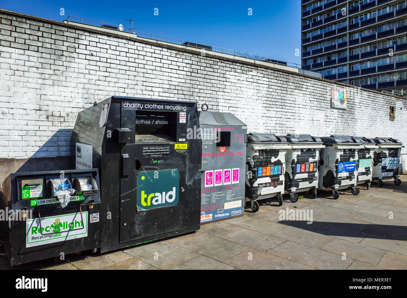 Contenedores de reciclaje en Shoreditch, cerca de Old Street rotonda Foto de stock